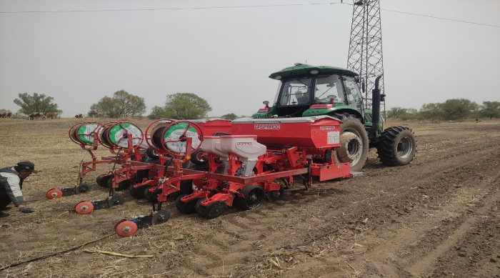 图为灌溉车农机作业情景