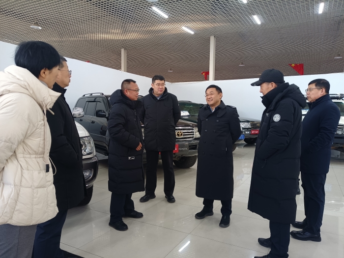 图为：调研组在呼市供销合作社全资企业内蒙古车辆交易所实地调研