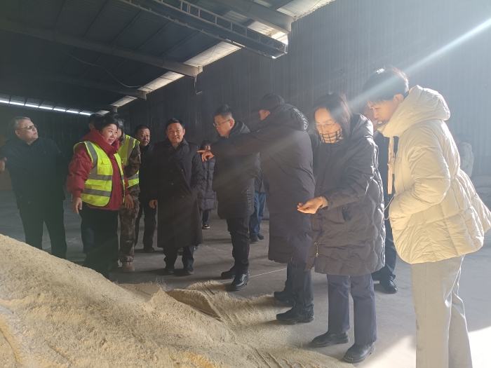 图为：调研组到呼市土左旗善岱镇基层供销合作社开展实地调研