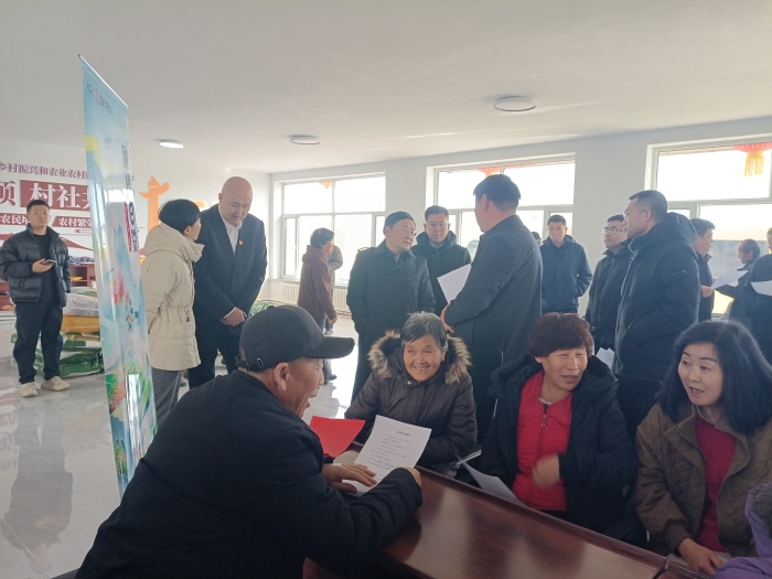 图为：调研组到呼市土左旗恼木汗村级综合服务社开展实地调研