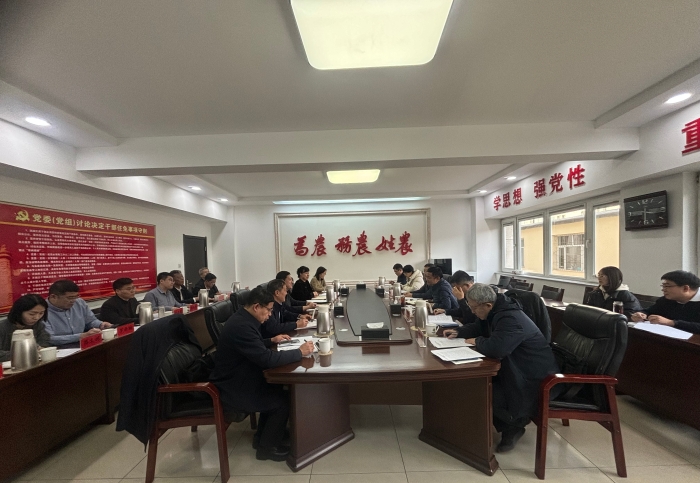 图为：调研组在区社机关召开座谈会