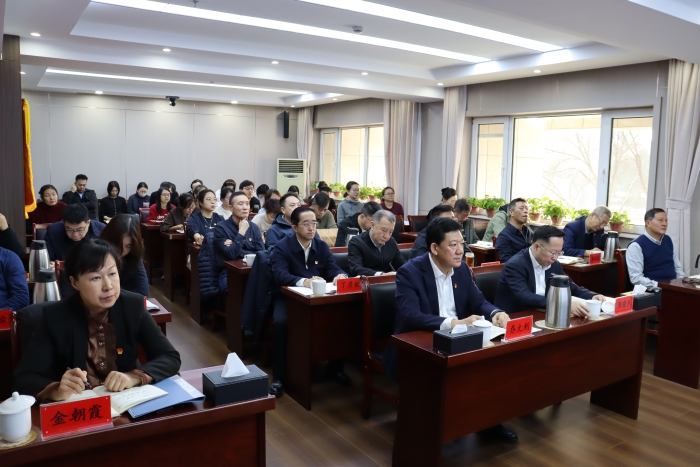 图为区社领导班子成员带领机关全体人员认真听课的场景
