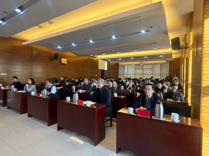 图为：直属系统干部职工聆听法律知识授课现场